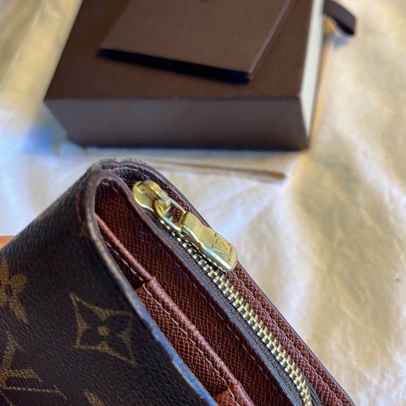 𝐀𝐔𝐓𝐇𝐄𝐍𝐓𝐈𝐂 𝐋𝐎𝐔𝐈𝐒 𝐕𝐔𝐈𝐓𝐓𝐎𝐍 𝐂𝐨𝐦𝐩𝐚𝐜𝐭 𝐖𝐚𝐥𝐥𝐞𝐭 - Picture 12 of 16